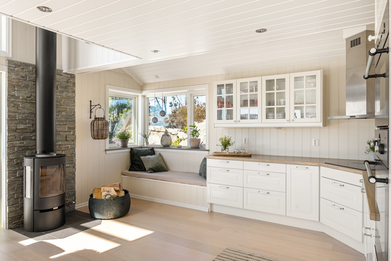 Stort kjøkken med plassbygd benk. Galleribilde