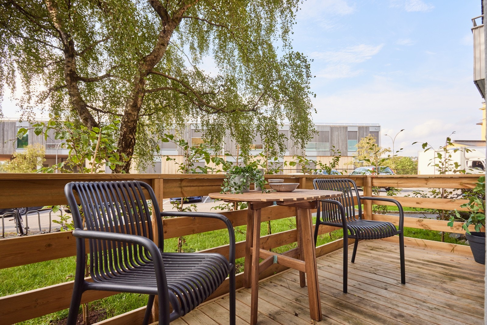 Fra stuen har du utgang til en flott vestvendt terrasse på ca. 6m² med nyplantede hekkplanter rundt. Galleribilde