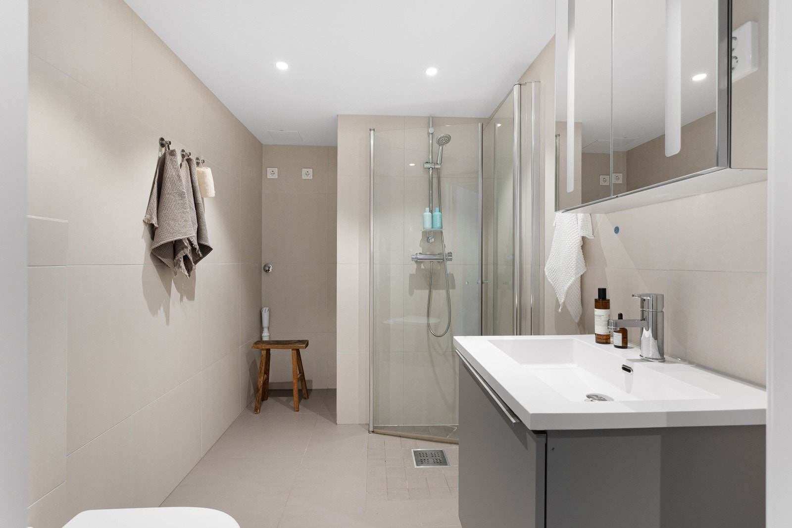 Leiligheten har et stilrent og lekkert flislagt baderom fra 2017. Baderommet har delikate fliser på gulv og vegger, varmekabler i gulv, downlights i himlingen og balansert ventilasjon. Galleribilde