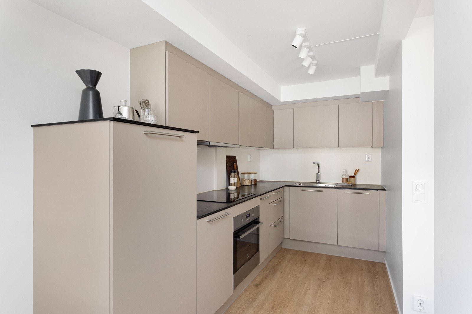 Stilrent og moderne HTH-kjøkken fra 2017 med god skap- og benkeplass. Innredningen har glatte fronter i en fin varm farge og laminert benkeplate med nedfelt oppvaskkum. Kjøkkenet har soft-close og led-belysning. Galleribilde