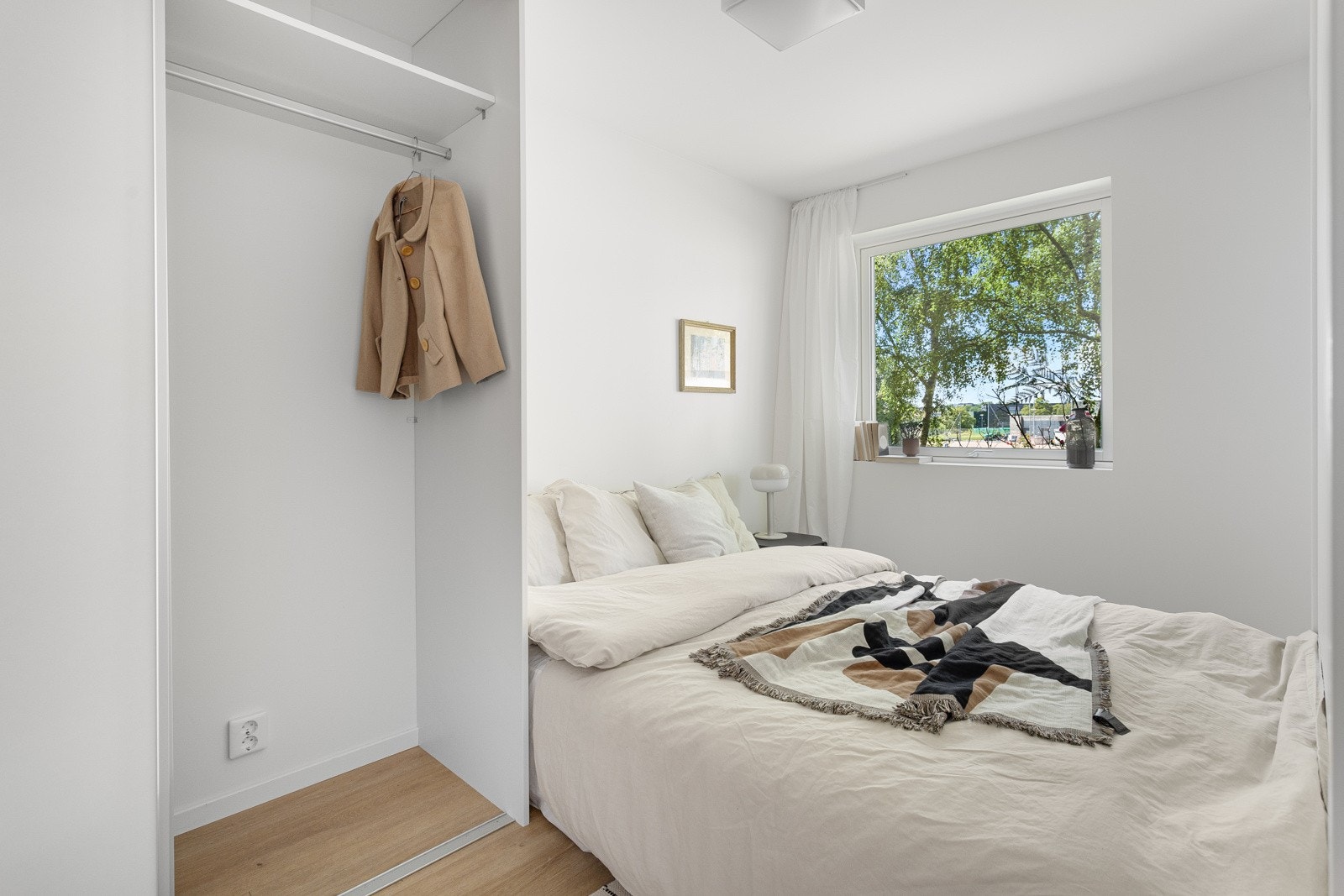 Det er god oppbevaringsplass i plassbygget skyvedørsgarderobe. Galleribilde