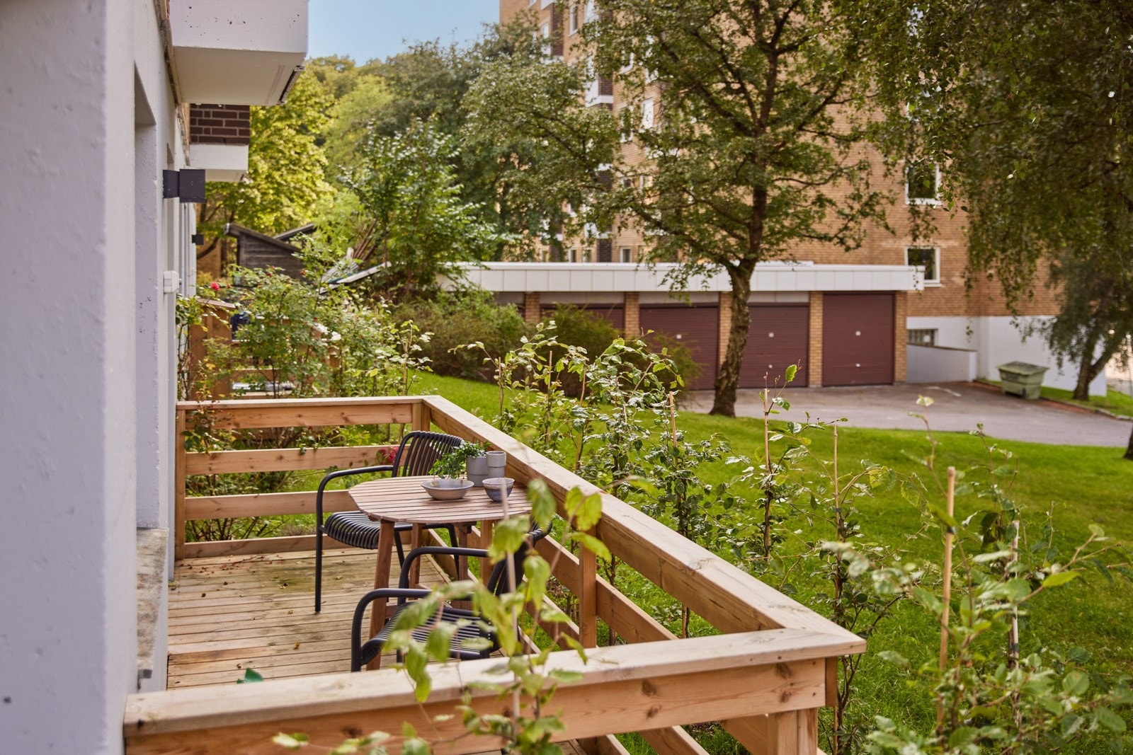 Terrassen har terrassebord på gulv, rekkverk i treverk og plass til sittegruppe etter eget ønske og behov. Det er også montert utebelysning og stikkontakt. Galleribilde