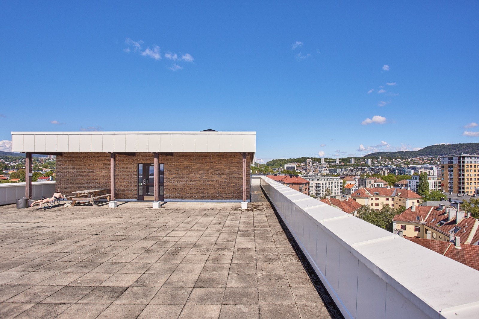 Stor og solrik felles takterrasse. Galleribilde