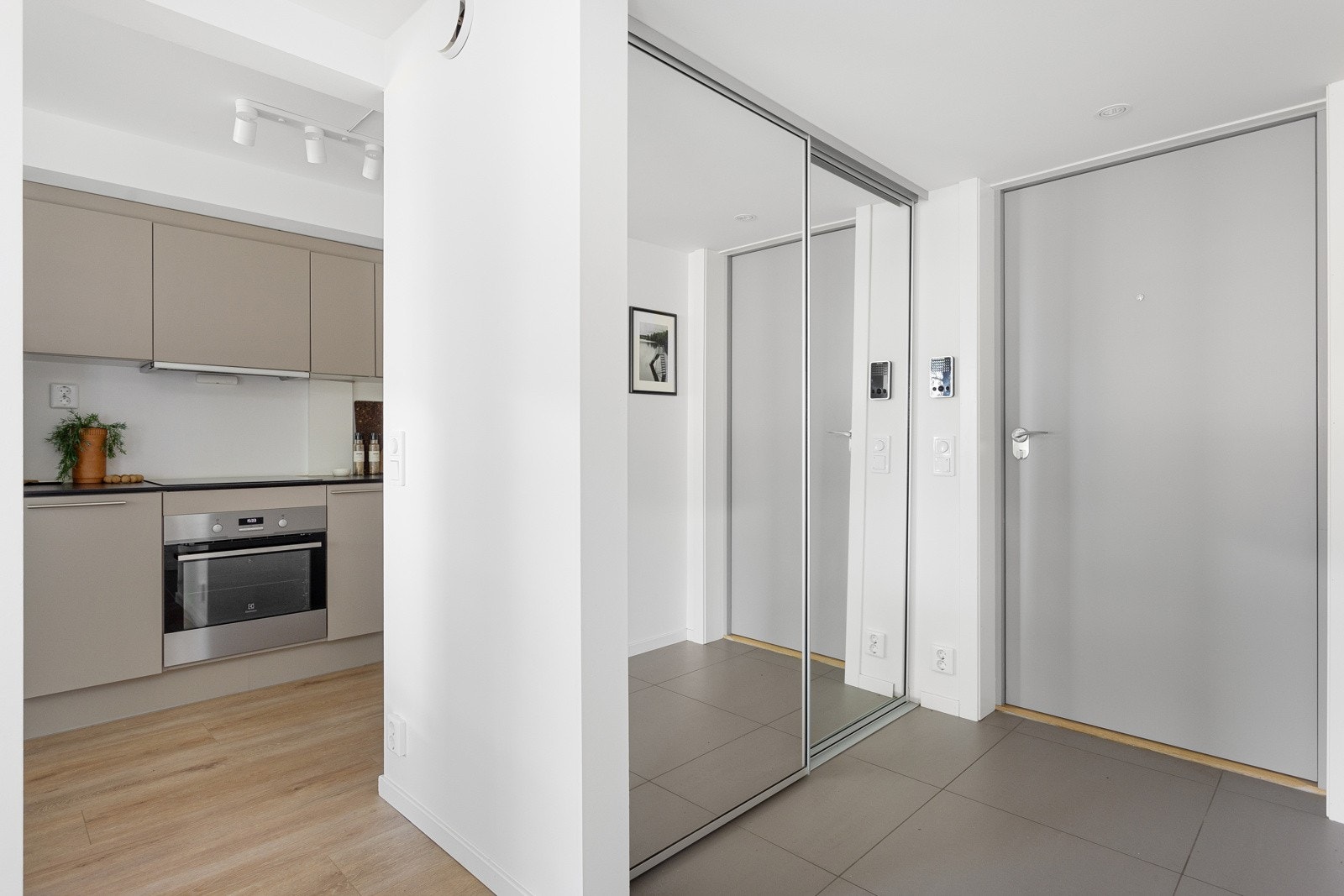 I entréen har du god oppbevaringsplass i stor plassbygget skyvedørsgarderobe med speildører. Galleribilde