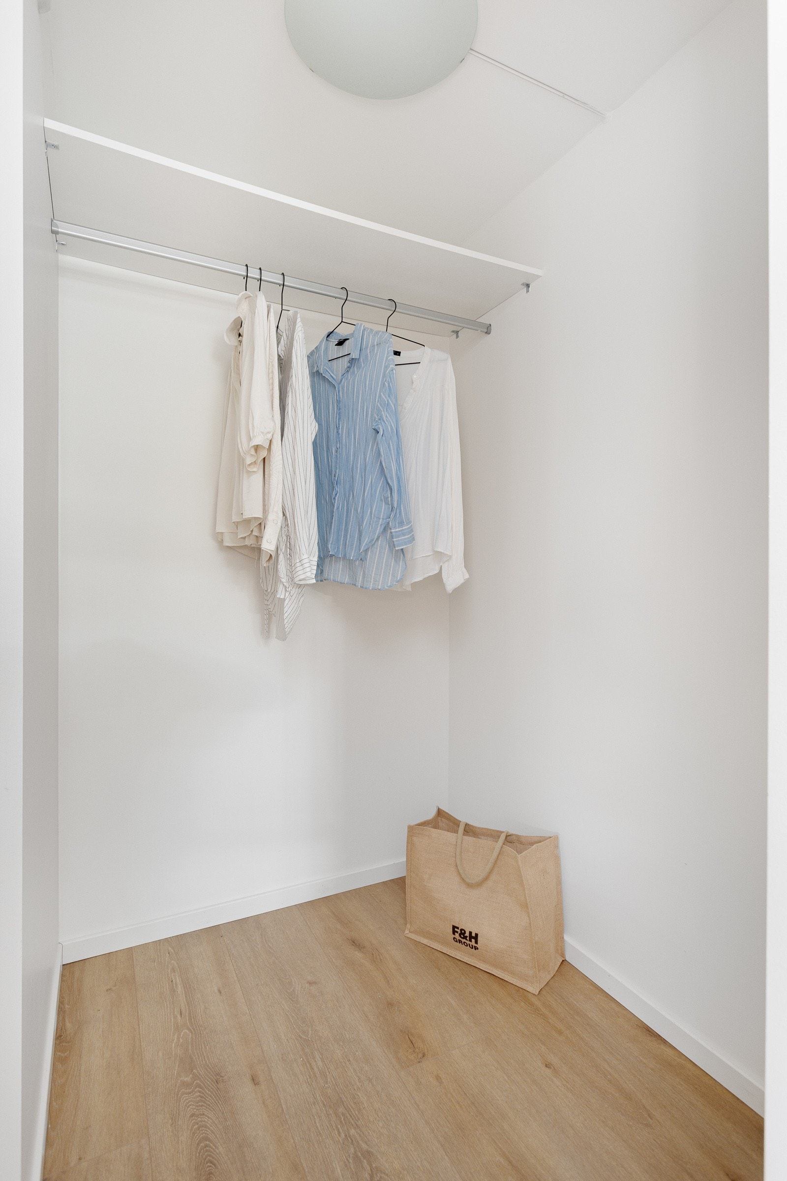 Her har du en romslig garderobe med god lagringsplass. Galleribilde
