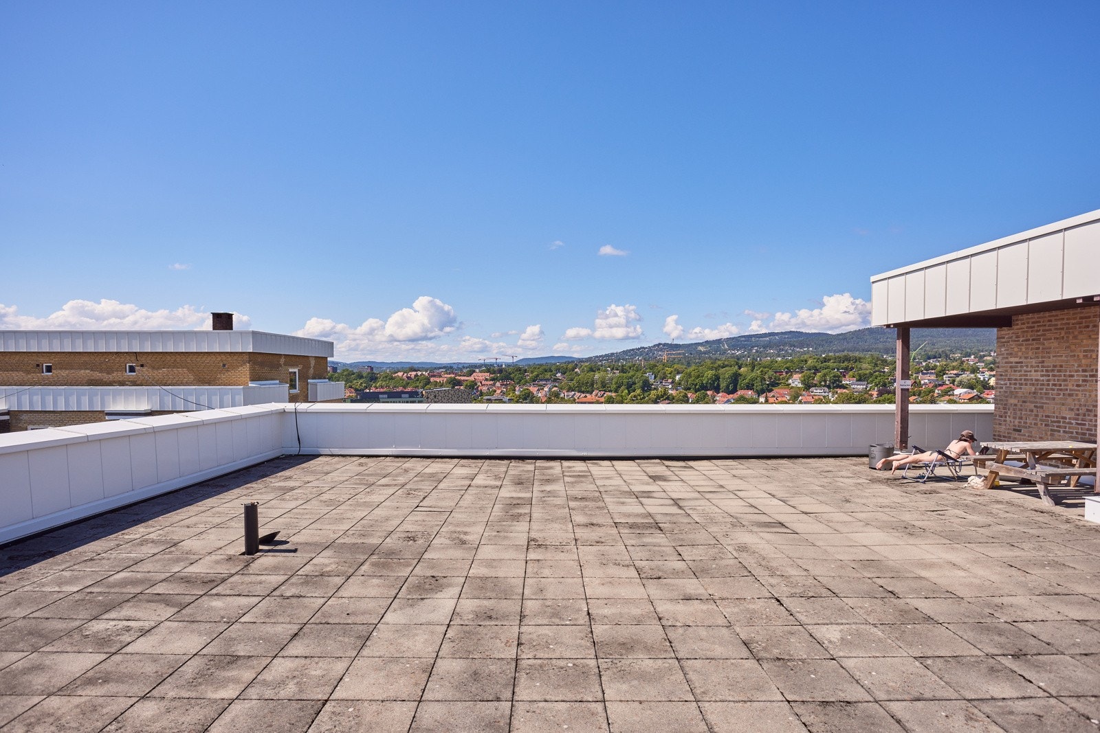 Som beboer har du også tilgang til en stor felles takterrasse med optimale solforhold og fantastisk utsikt! Galleribilde