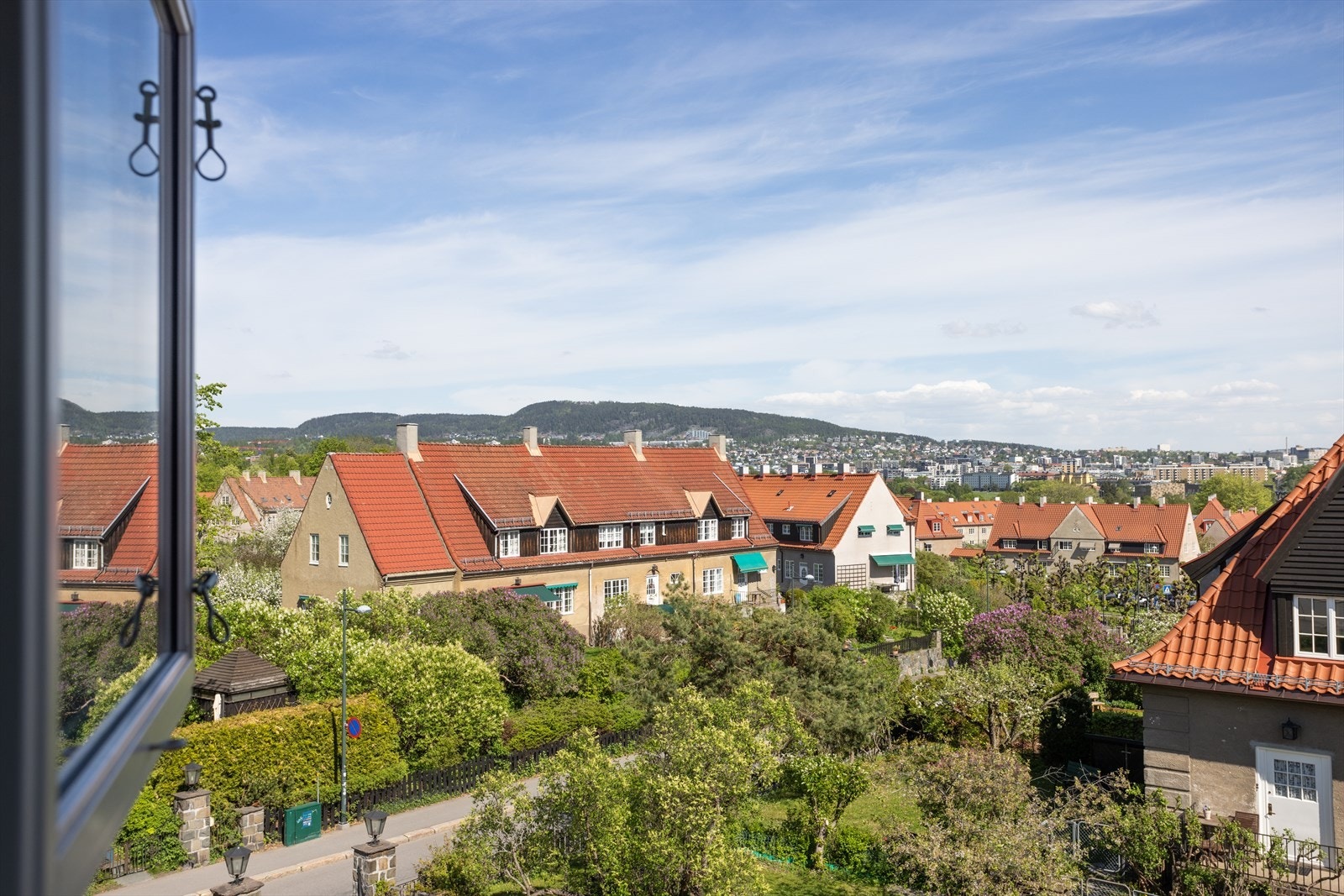 Fra vinduet på kjøkkenet har man fantastisk utsikt til både nabolaget og helt opp til Grefsenkollen. Galleribilde