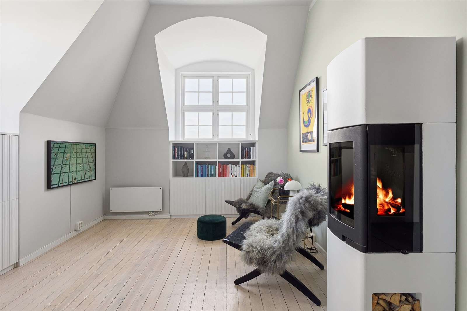Rommet har en flott og stemningsfull peisovn fra 2018 som varmer godt på kaldere dager. Galleribilde