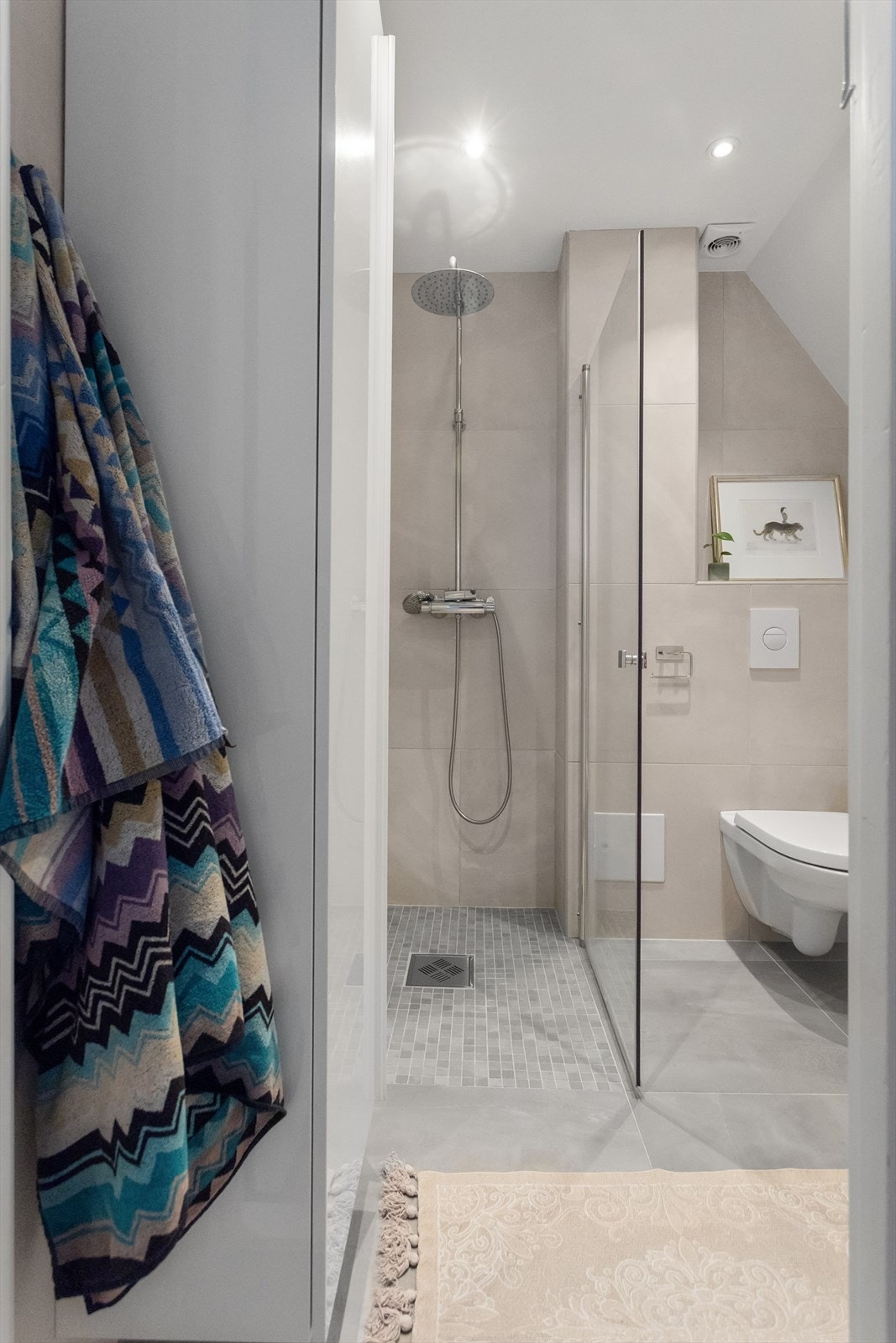 I samme etasje finnes et komplett baderom som ligger i praktisk tilknytning til entréen og fint tilbaketrukket fra boligens oppholdsrom. Galleribilde