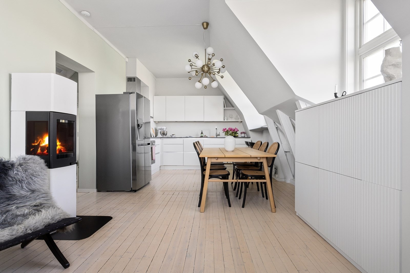 Leiligheten ligger høyt og fint til i byggets 3. etasje med utbygget loftsetasje, og har en praktisk og effektiv planløsning. Galleribilde