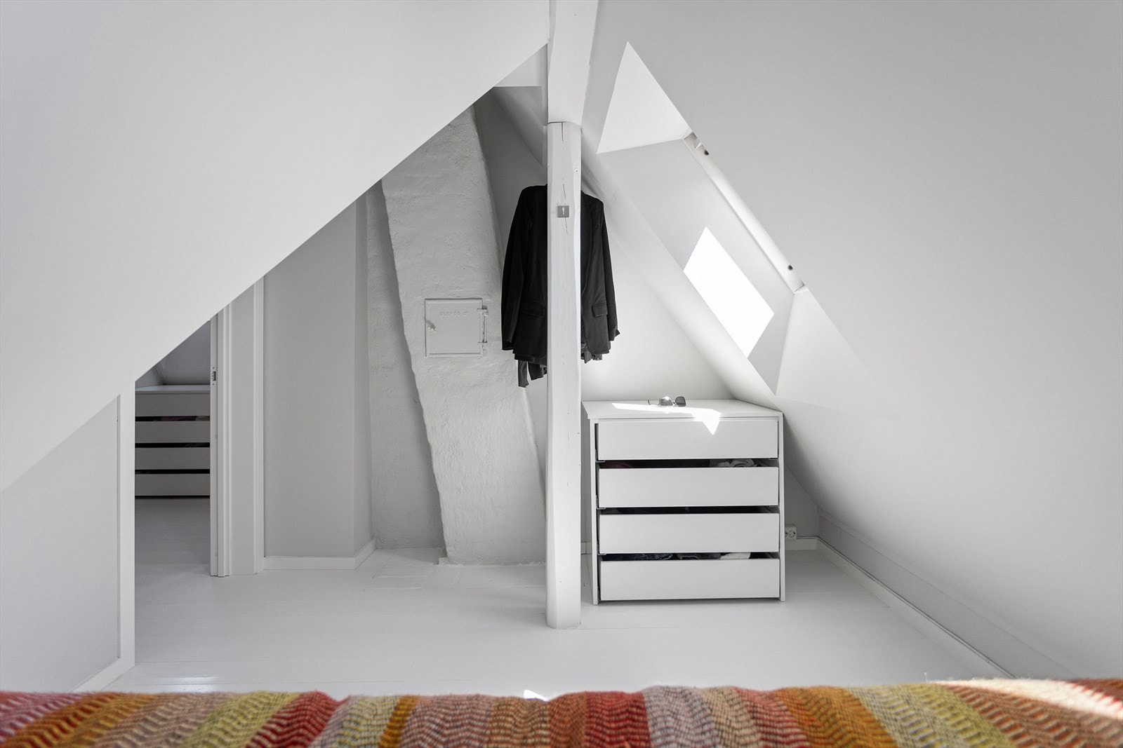 Det er plass til dobbeltseng og oppbevaringsløsninger. Galleribilde