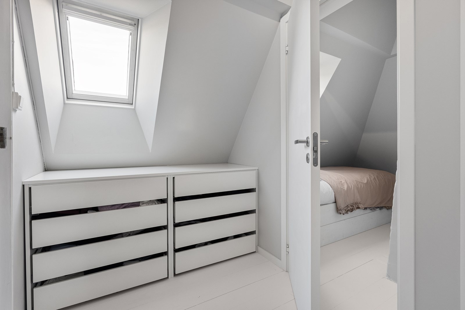 Det er gjennomgående snekkerbygde møbler i begge etasjer; garderobeskap, to skap i kjøkkenområdet, klesskap i andre etasje. Hems i andre etasje, skjult av plassbygde dører samt to plassbygde senger. Galleribilde