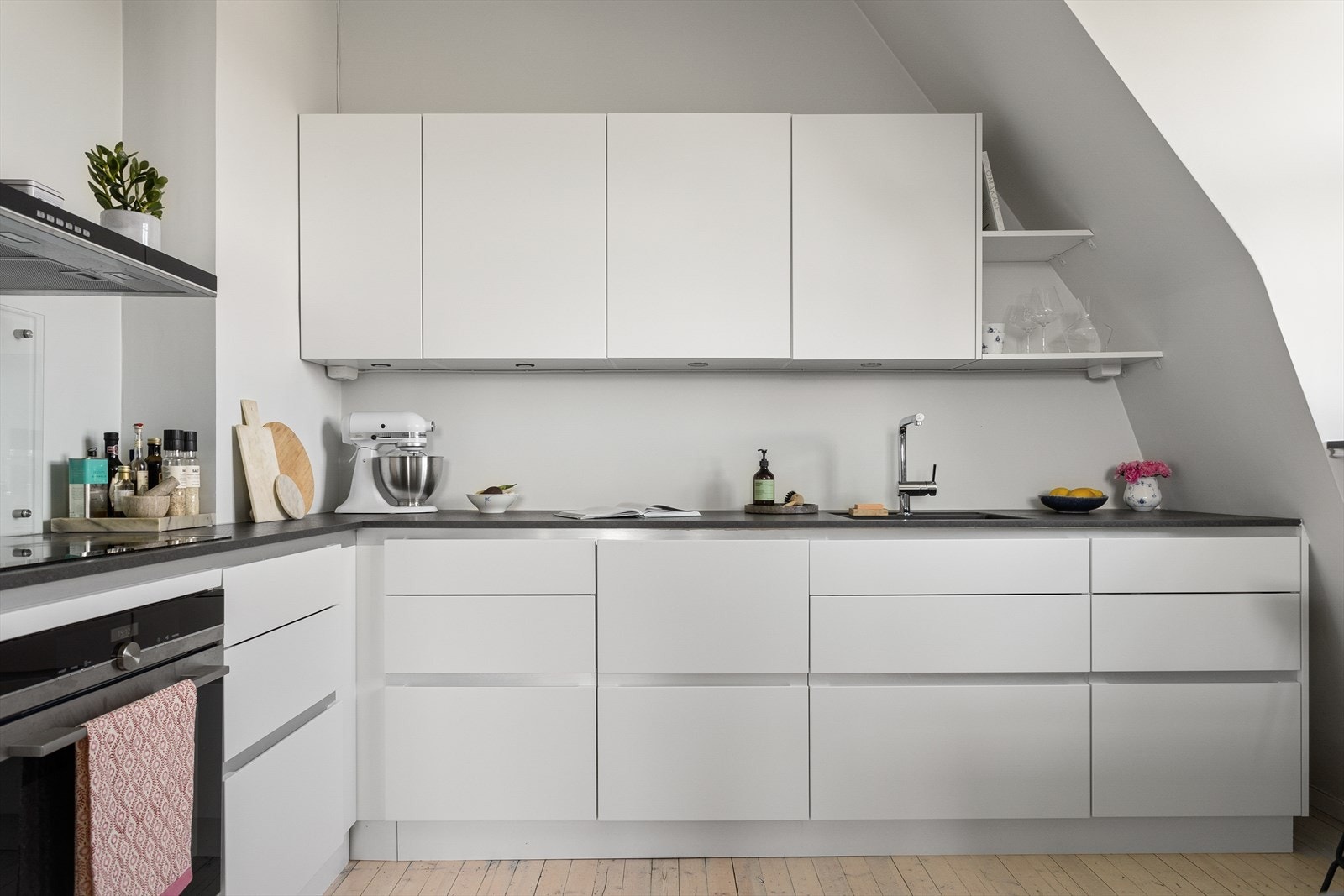 Innredningen består av laminat benkeplate, glassplate over
benk ved platetopp, ventilator vifte og nedfelt kum. Videre er det integrert komfyr, induksjon platetopp og oppvaskmaskin. Galleribilde