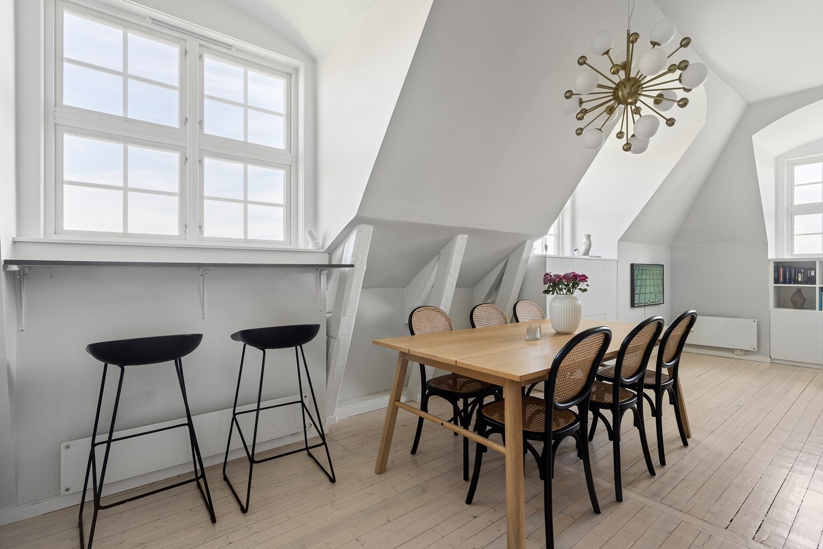 Rommet er malt i en lys og behagelig fargetone og på gulvet er det originale tregulvet pent bevart. Takhøyden er på 2,95 meter. Alle vegger og tak er malt i 2022. Galleribilde