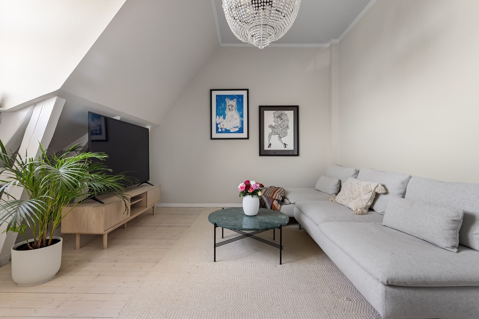 Dagligstuen har god plass til sofa, tv-møblement og øvrig innredning etter ønske. Galleribilde