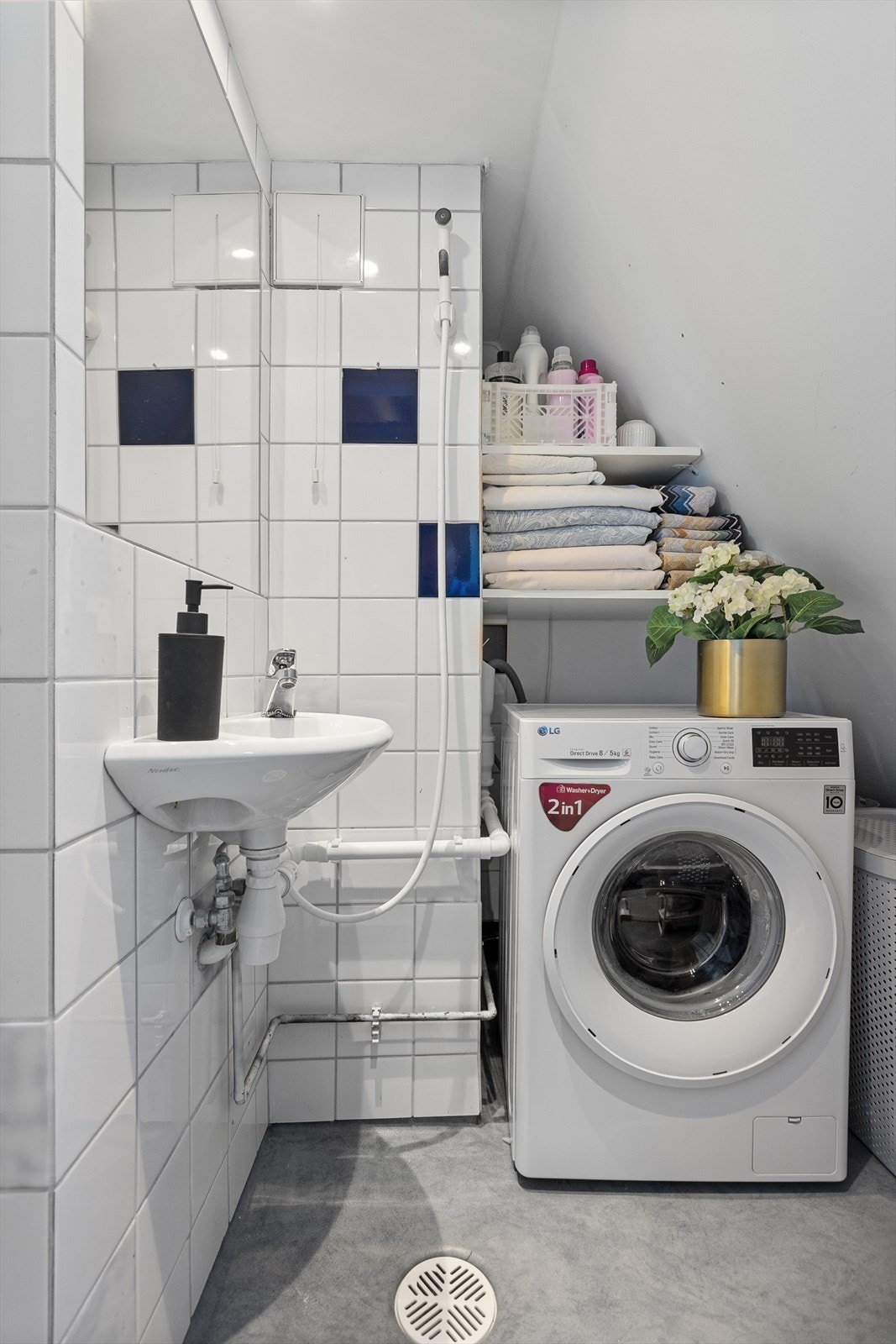 Vaskerommet er fra ukjent årstall. Vaskerommet er utstyrt med servant, hånddusj og opplegg for vaskemaskin. Galleribilde