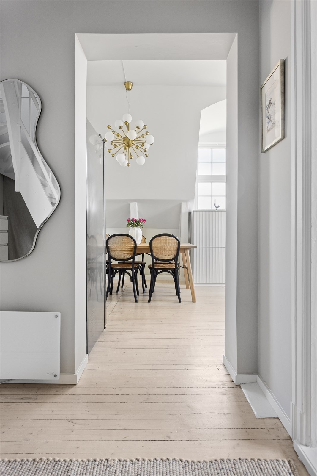 Detaljer | Fra gangen/entréen og til spisestuen. Galleribilde