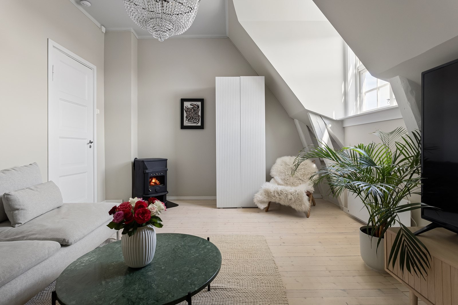 Dagligstuen har også en flott peisovn. Rommet kan fint benyttes som soverom - alt etter ønske og behov. Galleribilde