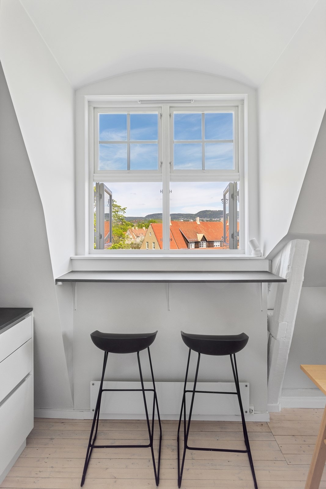 Det er laget en flott barløsning ved vinduet - et herlig sted å nye et enklere måltid med fantastisk utsyn. Galleribilde