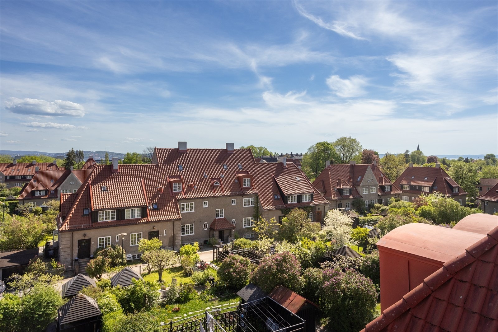 Det er fantastisk utsyn fra flere av boligens rom. Her ser man utover mot nabolaget og dens vakre hager og bebyggelse. Galleribilde