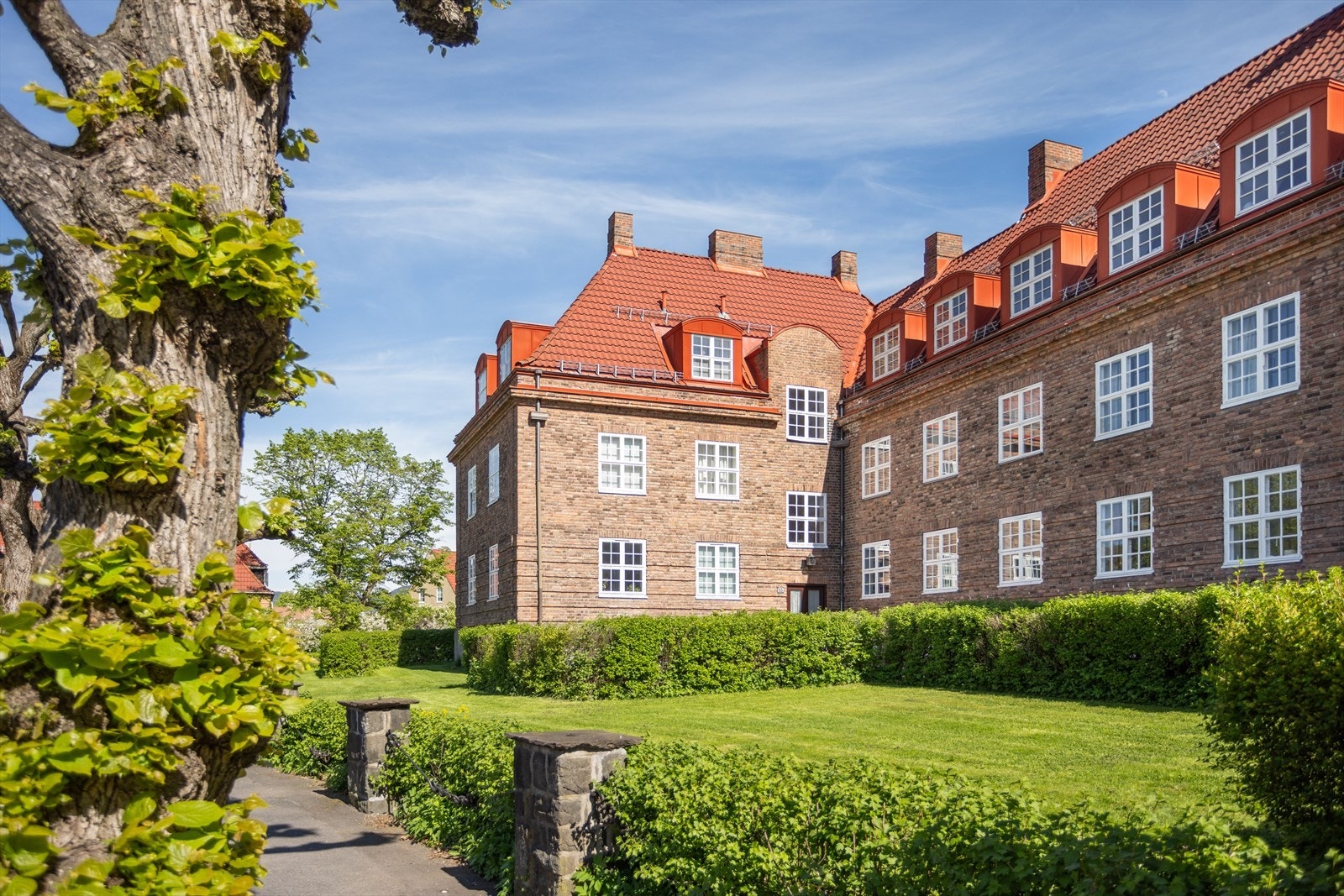 En fantastisk leilighet som ligger lyst og fint til i byggets 3. etasje med utbygget loft. Galleribilde