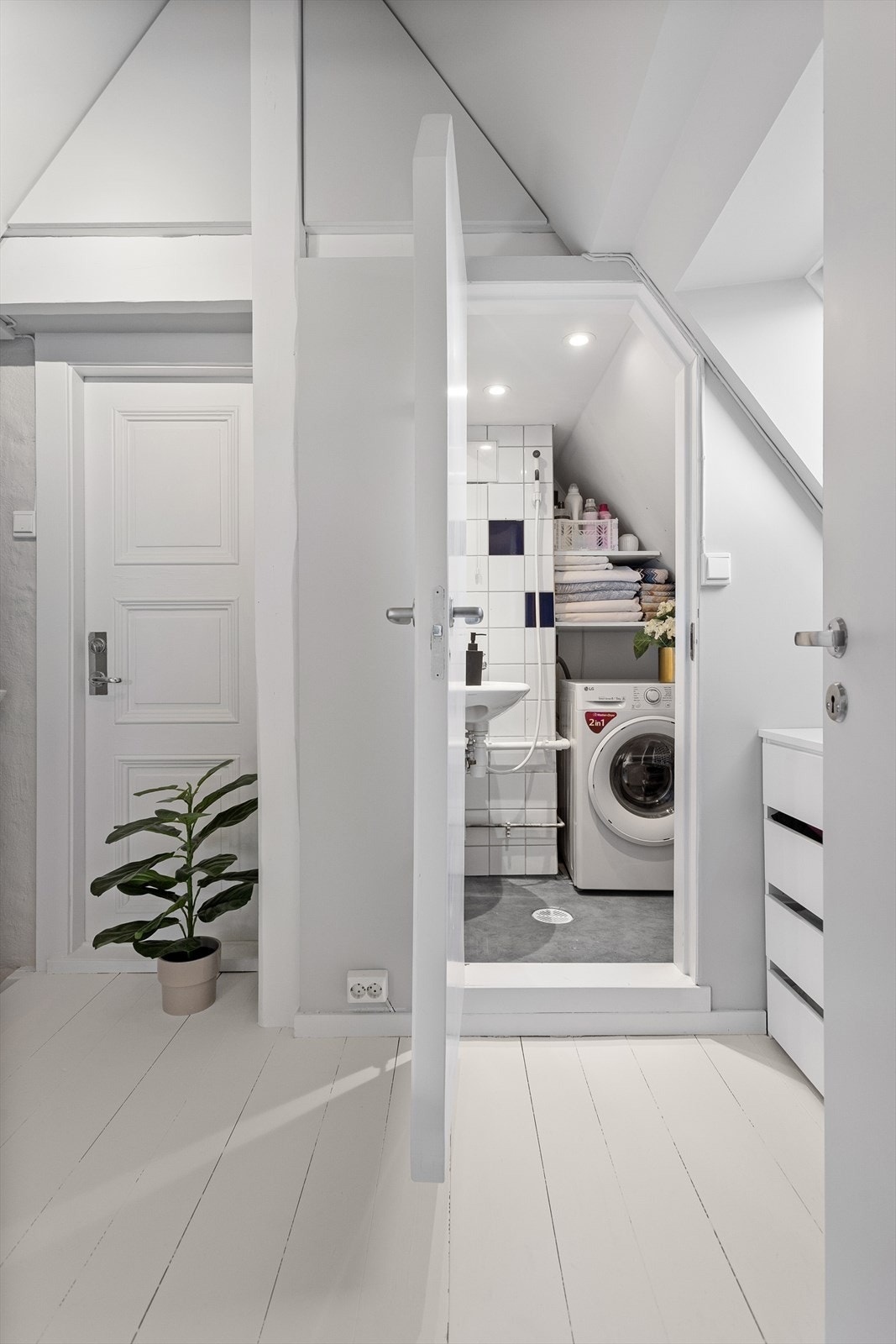 I tillegg har loftsetasjen et praktisk vaskerom. Galleribilde
