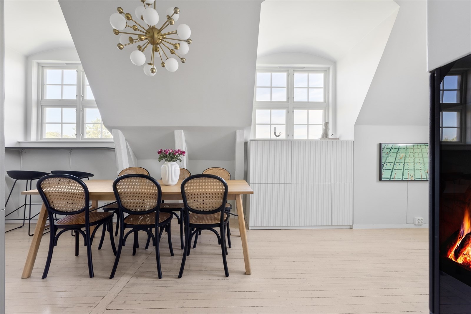 Boligen ligger flott til på hjørnet med store vinduer i buede karnapper som gir et sjarmerende og klassisk preg. Galleribilde