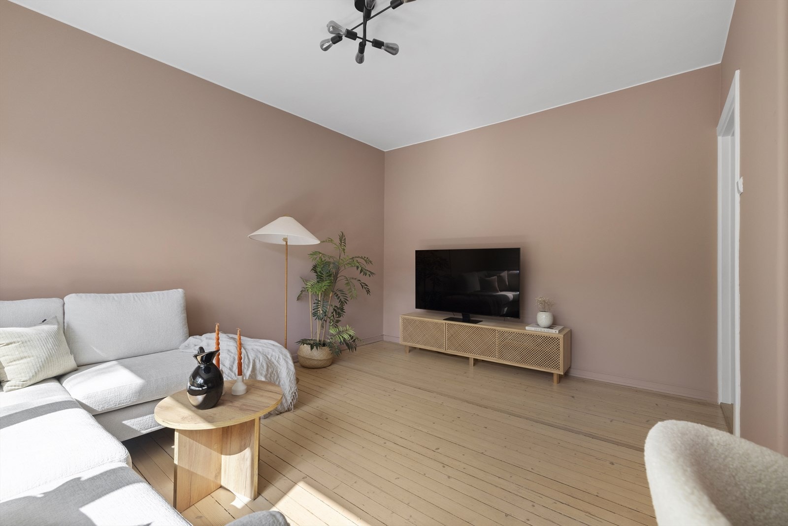 Himlingshøyde i stue er målt til 2,66 meter og originale gulvbord i tre for øvrig Galleribilde