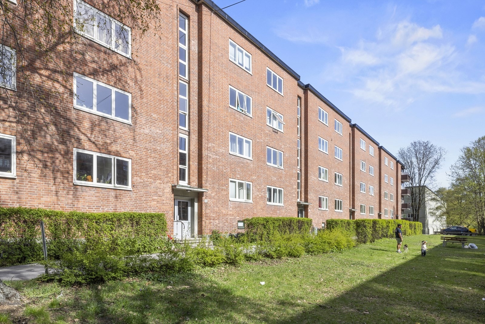 Rett utenfor leiligheten har man sameiets velholdte grøntarealer Galleribilde