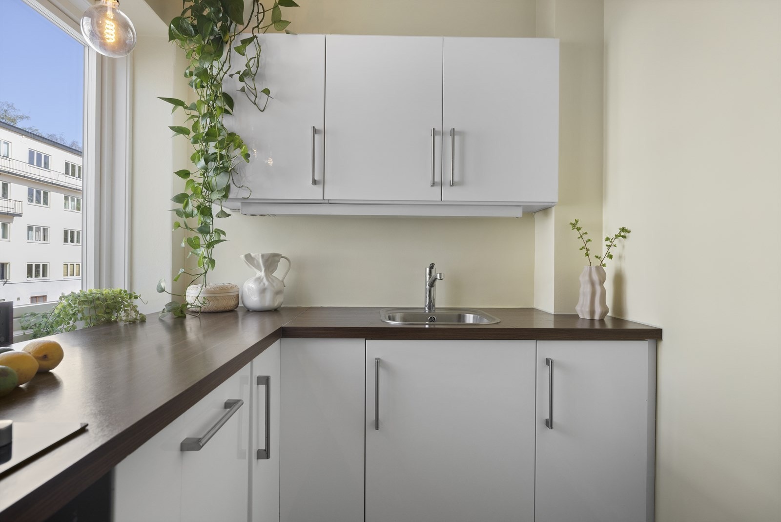 Stekeovn, platetopp og oppvaskmaskin er integrert i innredningen. Det store vinduet sørger for at det slippes inn rikelig med naturlig lys og at det er lett å lufte ut Galleribilde