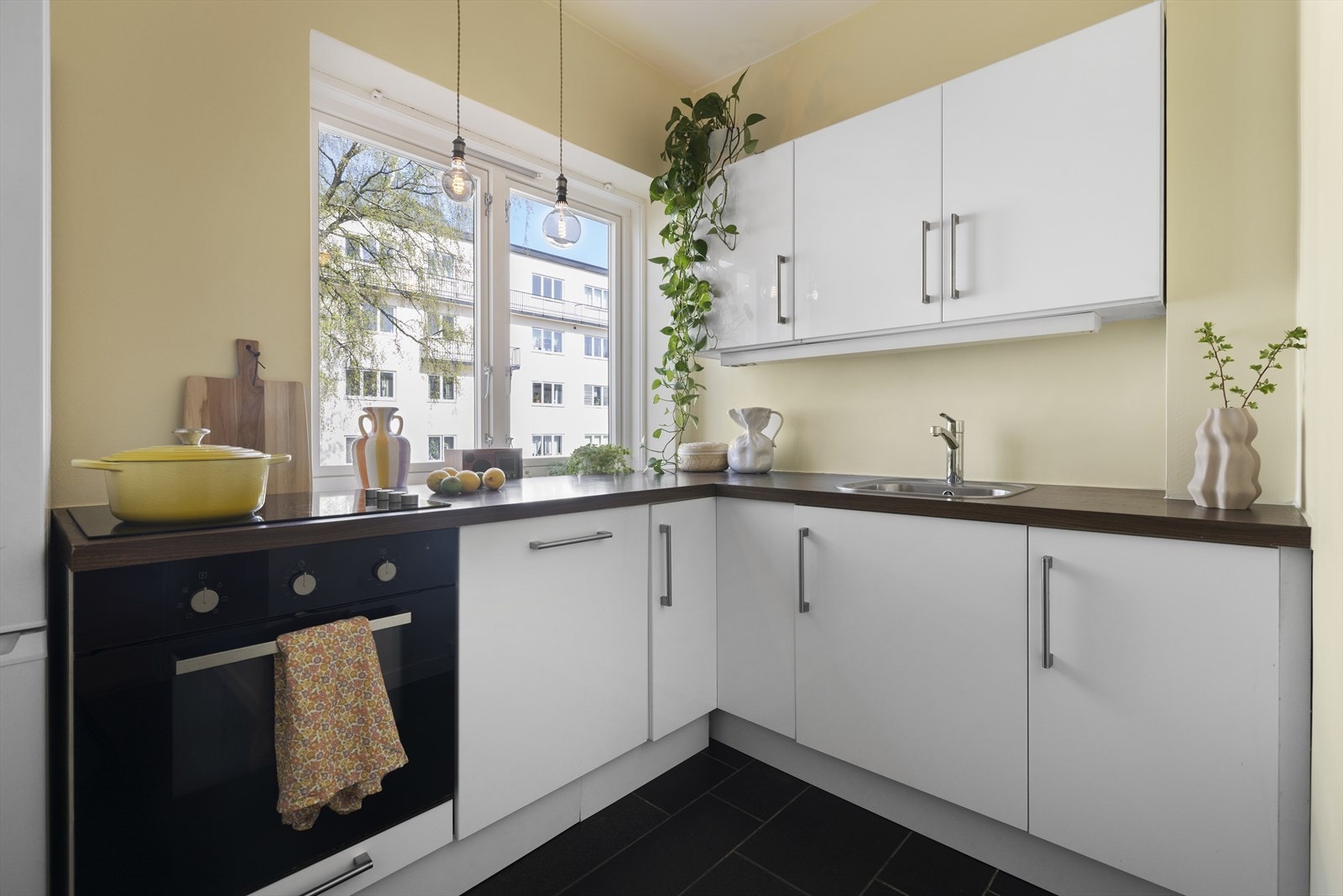 En lys og arealeffektiv 2(3)-roms med en supersentral beliggenhet på Sinsen ved Torshovdalen Galleribilde