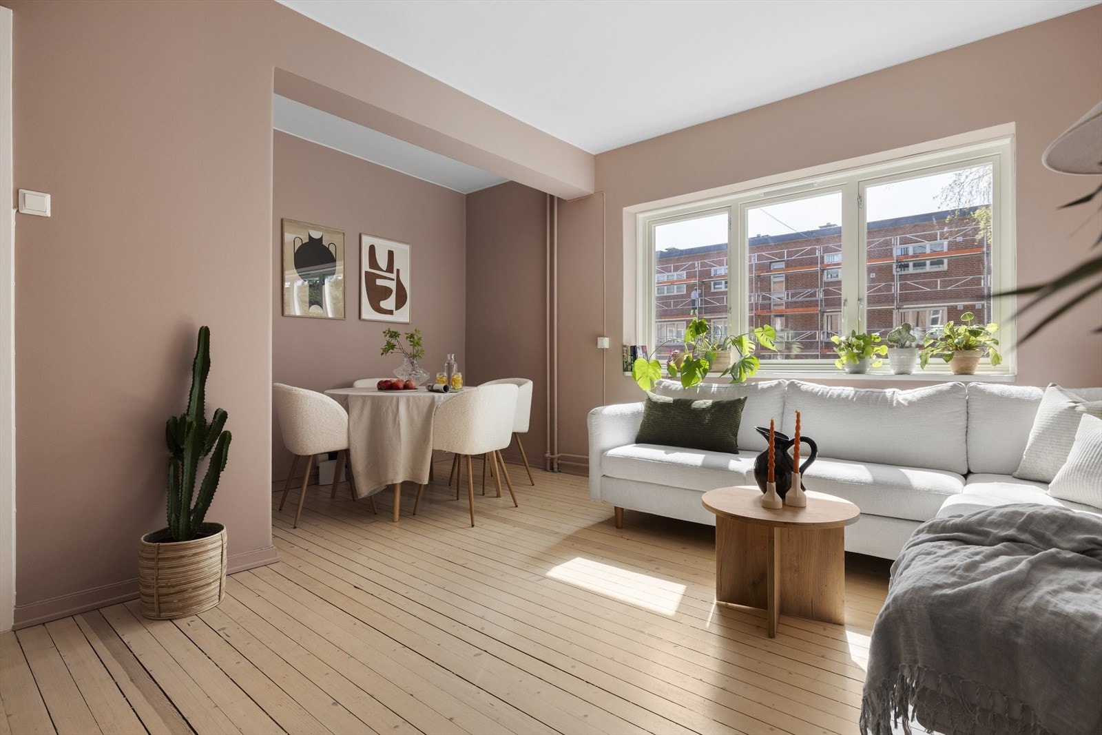 Luftig og lys stue med store vindusflater som slipper inn rikelig med naturlig lys Galleribilde