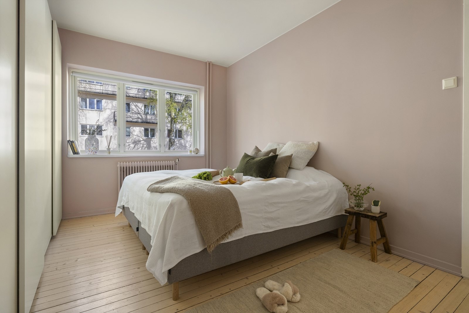 Lyst og romslig soverom med plass til å innrede med dobbeltseng, nattbord og øvrig interiør Galleribilde