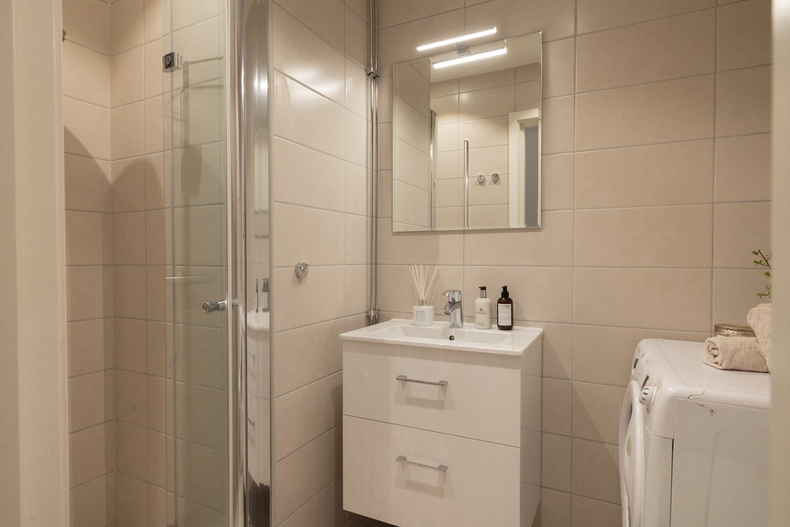 Lekkert, nytt bad fra 2022 med varmekabler i gulv og opplegg for vaskemaskin Galleribilde