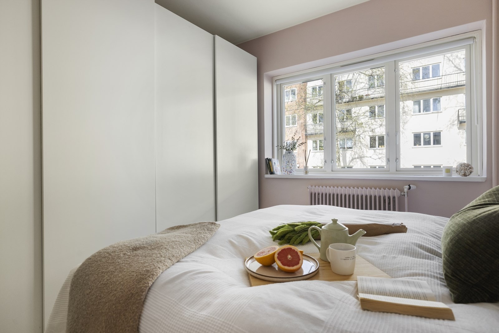 Stor skyvedørsgarderobe gir godt med oppbevaringsplass.
De store vinduene sørger for gode lysforhold og gjør det enkelt å lufte ut Galleribilde