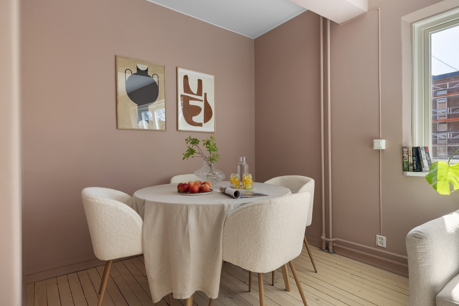 Her er det plass til en hyggelig spiseplass hvor du kan nyte et godt måltid sammen med familie og venner Galleribilde