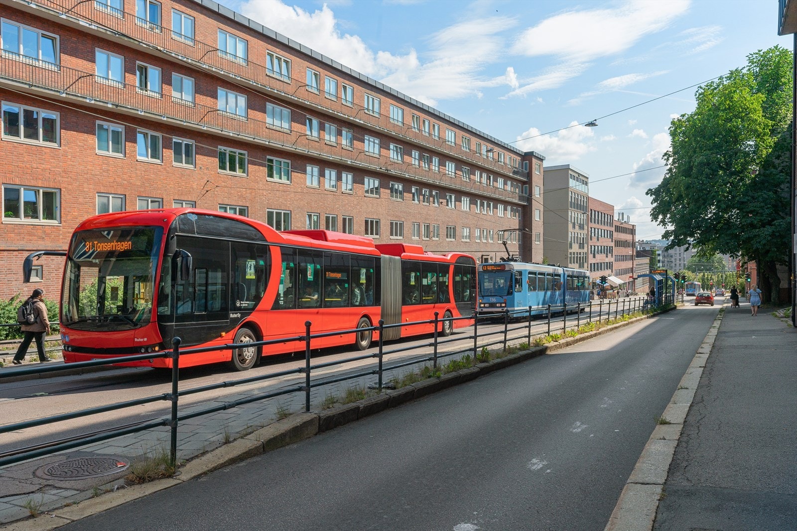 Fra leiligheten er det umiddelbar nærhet til offentlig kommunikasjon med tilgang til både buss, trikk, T-bane og Flybussen Galleribilde