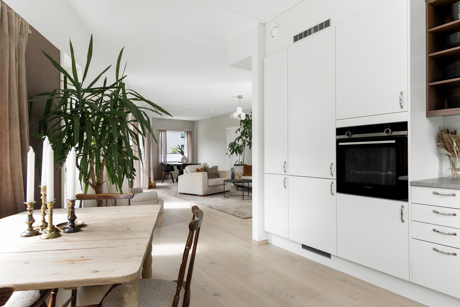 Hvitevarene er integrerte, bestående av induksjonstopp, stekeovn i høyskap, oppvaskmaskin og en kombinert kjøl/frys. Galleribilde