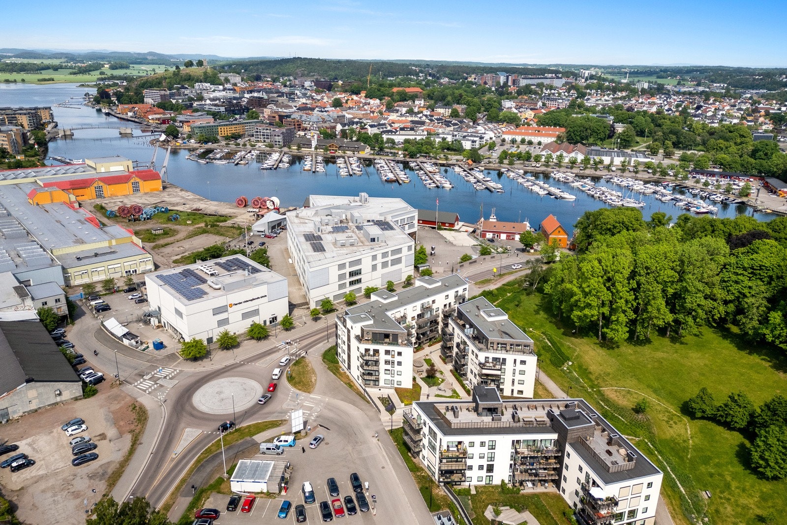 Eiendommen ligger i et nytt og barnevennlig boligområde ca. 1 km fra Tønsberg sentrum. Galleribilde