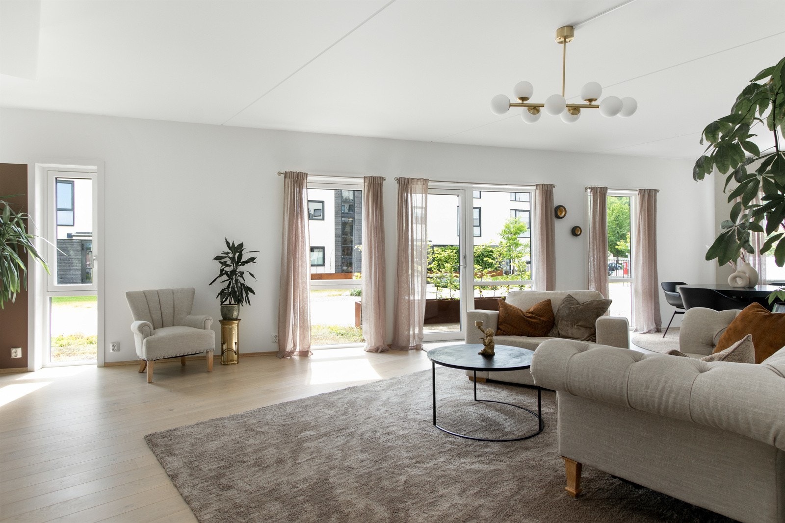 Leiligheten er arkitektonisk spennende med vinklene sine, som gir frihet til å møblere på ulike måter. Galleribilde