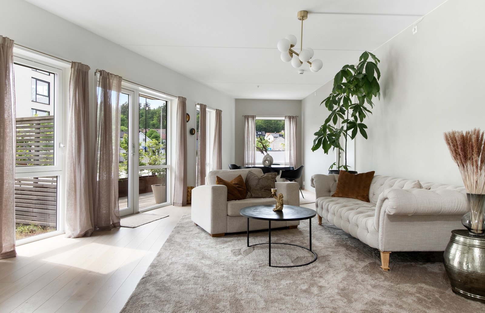 På gulvet er det lagt 1-stavs parkett med vannbåren varme, som står godt til veggflater malt i lysegrått og en mørk, trendy jordfarge. Galleribilde