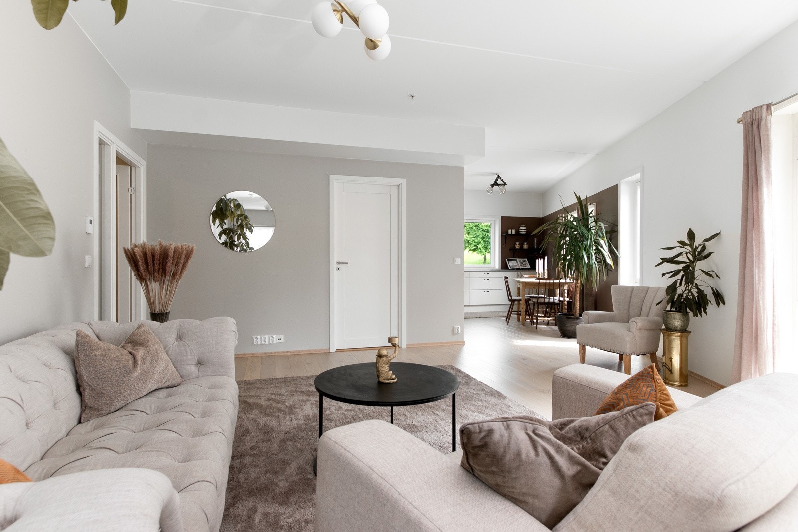 Stuen og kjøkkenet et åpent og lekkert allrom, med spennende vinkler og fine lysforhold via vinduer i tre retninger. Galleribilde