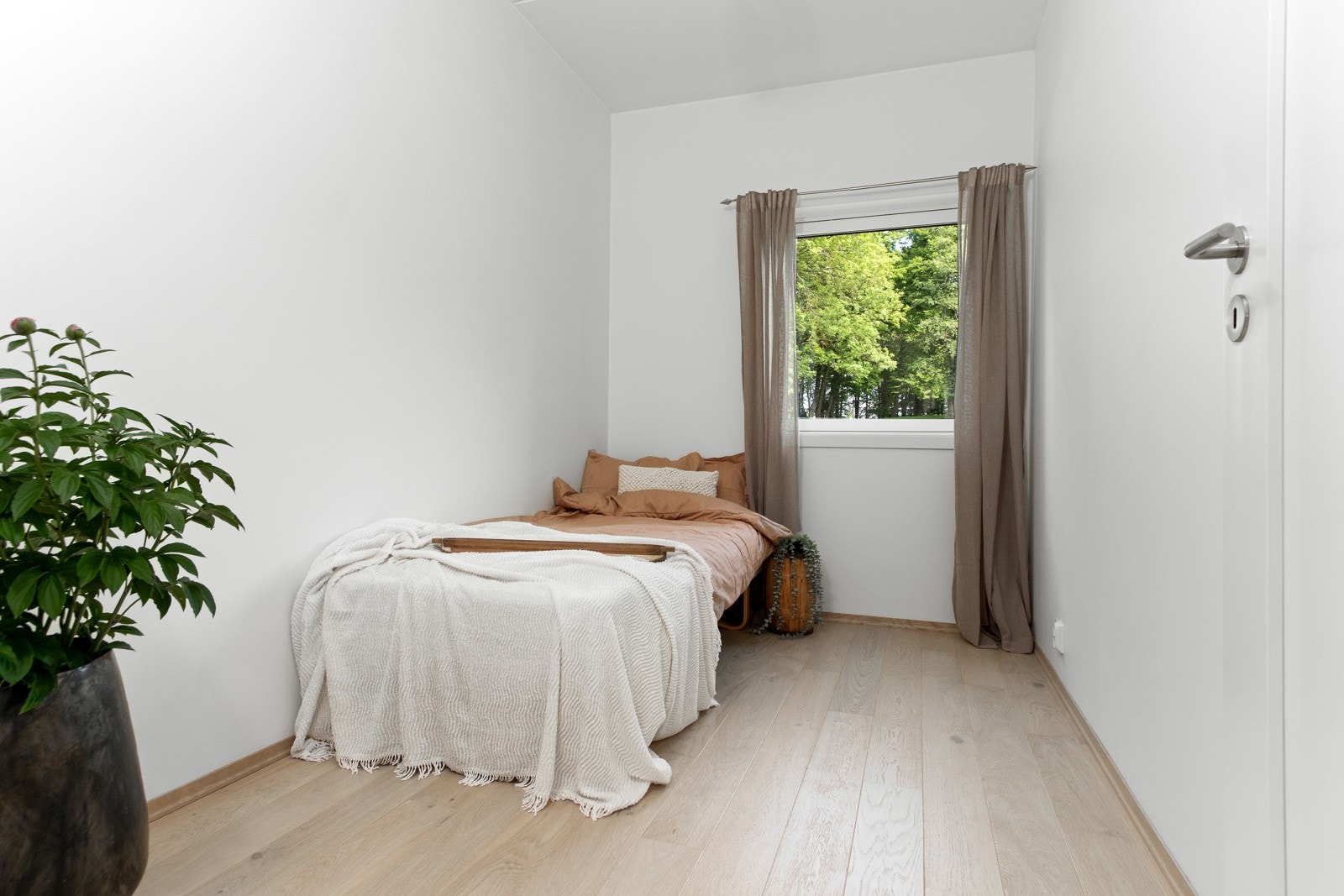 Begge soverommene innredes enkelt med skap eller andre garderobeløsninger, og ekstra lagringsplass finnes i en disponibel kjellerbod på ca. 5 kvm. Galleribilde