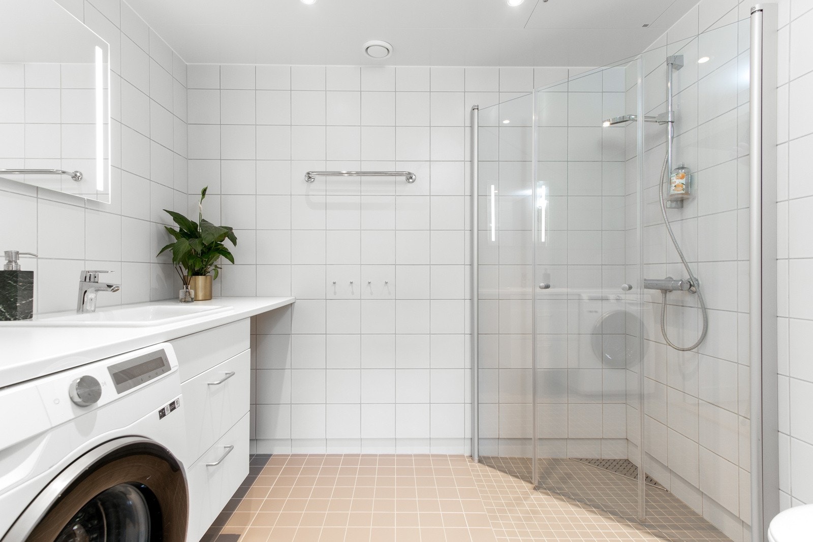 Planløsningen byr på to bad, der det største ligger i tilknytning til hovedsoverommet. Galleribilde