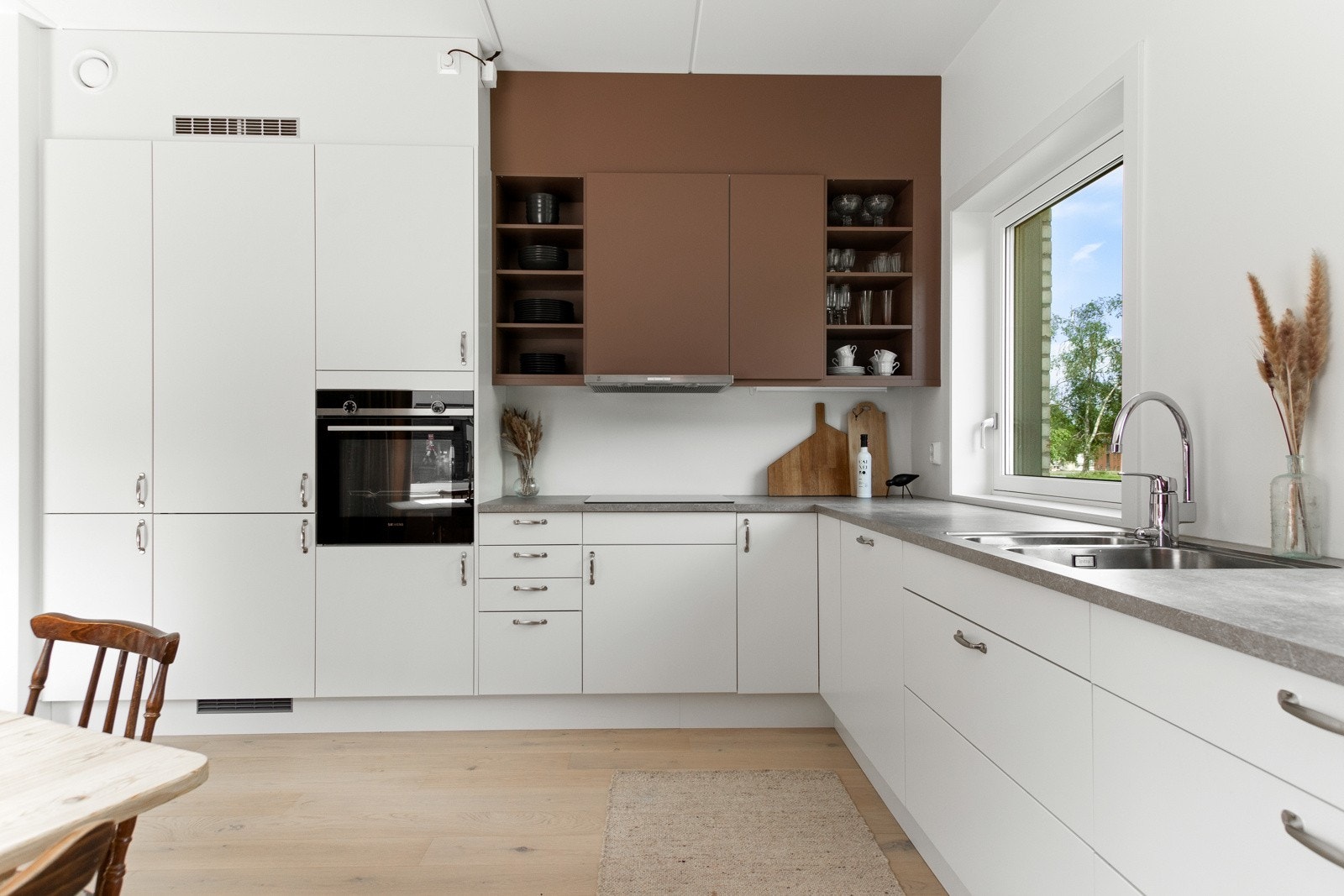 For et luftigere uttrykk er overskap i stor grad droppet til fordel for åpne flater og hyller, men det er likevel godt med både skap- og benkeplass. Galleribilde