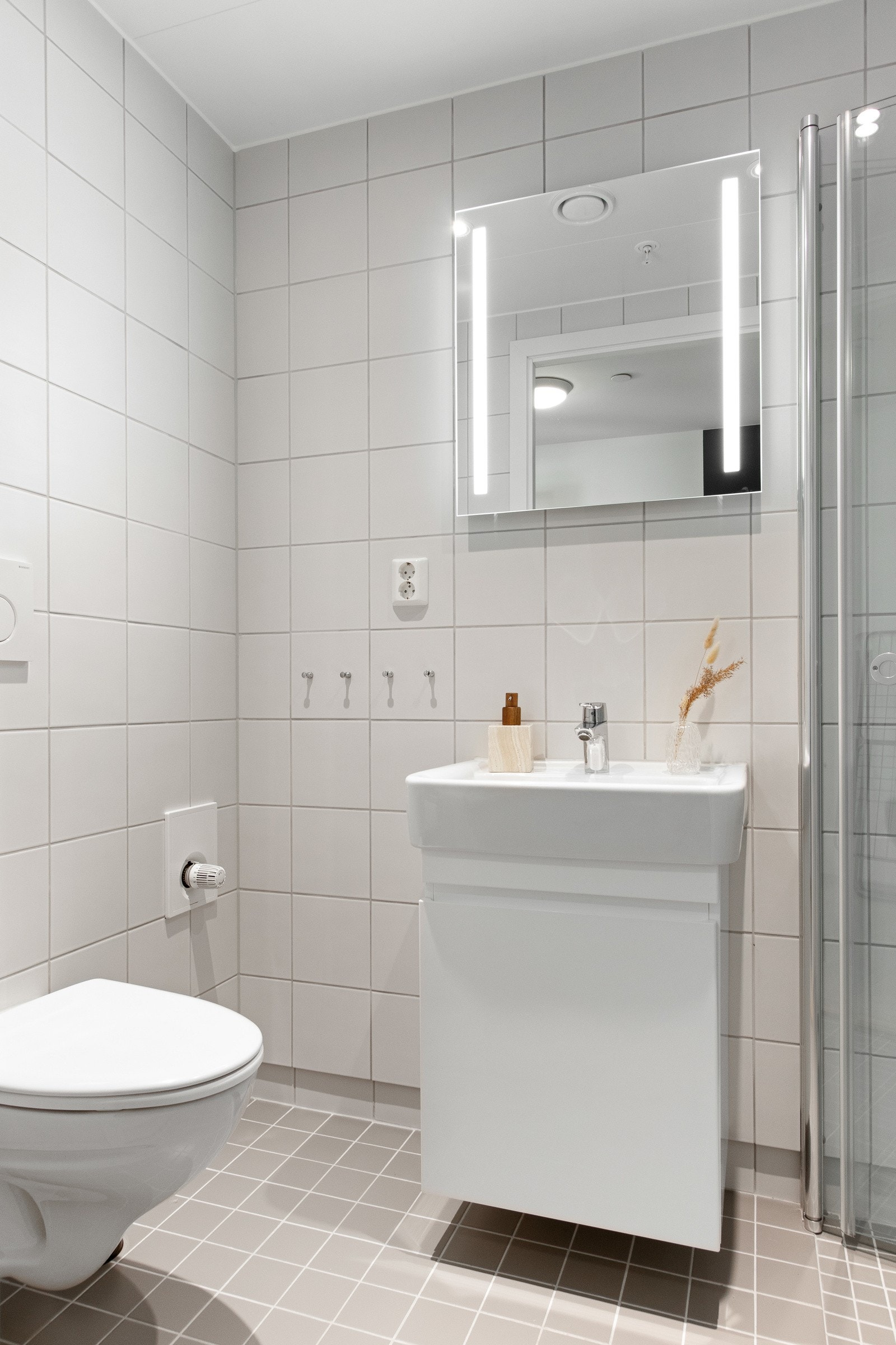 Downlights og gulvvarme er installert, og begge badene har vegghengt toalett, et speil med integrert belysning og et nedsenket dusjhjørne med innfellbare glassvegger. Galleribilde