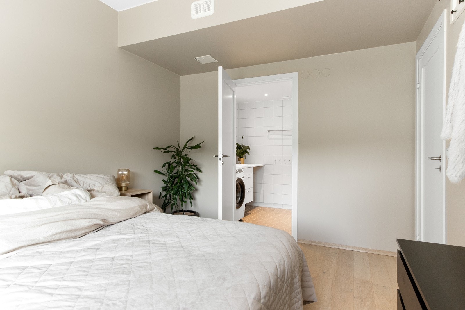 Hovedsoverommet ligger i suiteløsning med det ene badet - en behagelig hverdagsluksus. Galleribilde