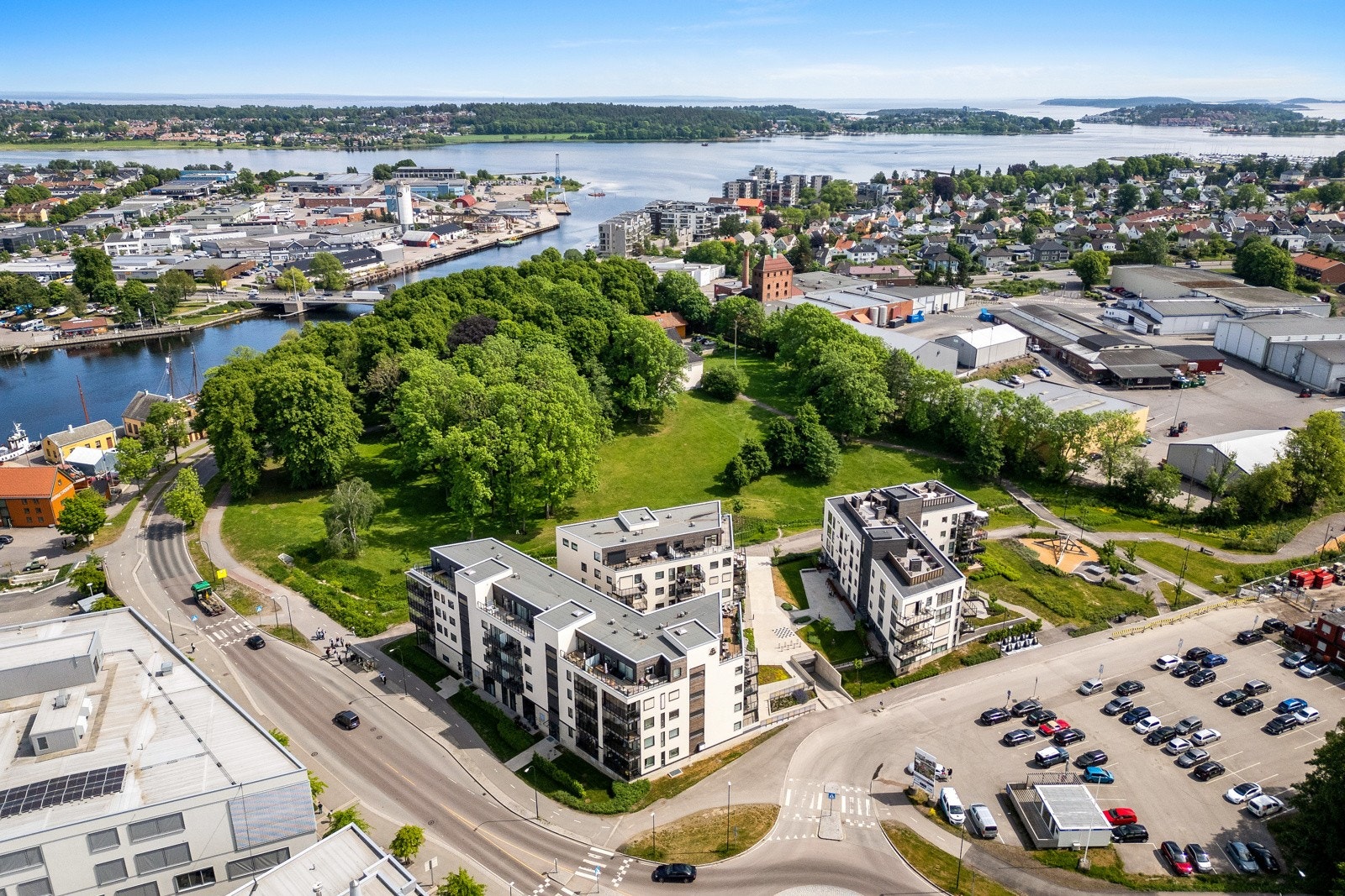 Nøtterøy er kjent for sin vakre skjærgård og nydelige kyststi som går flere steder langs med fjorden. Idylliske Teieskogen med flotte turområder ligger i kort gangavstand og byr på god rekreasjon året rundt. Galleribilde
