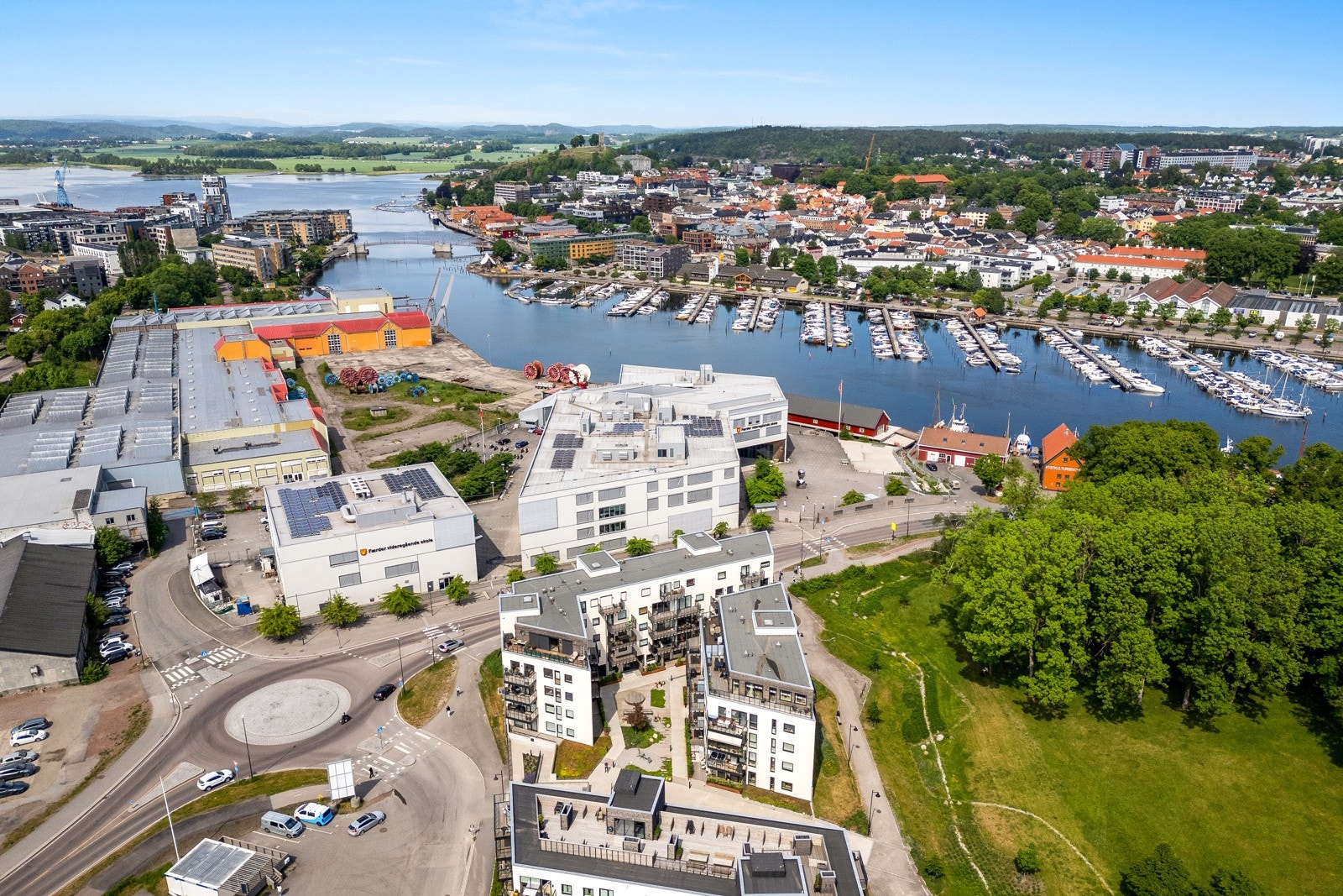 Dagligvarehandelen kan blant annet gjøres på Meny, Rema 1000 og Spar. Ønsker du ytterligere servicetilbud har Teie Torg et variert utvalg. Galleribilde