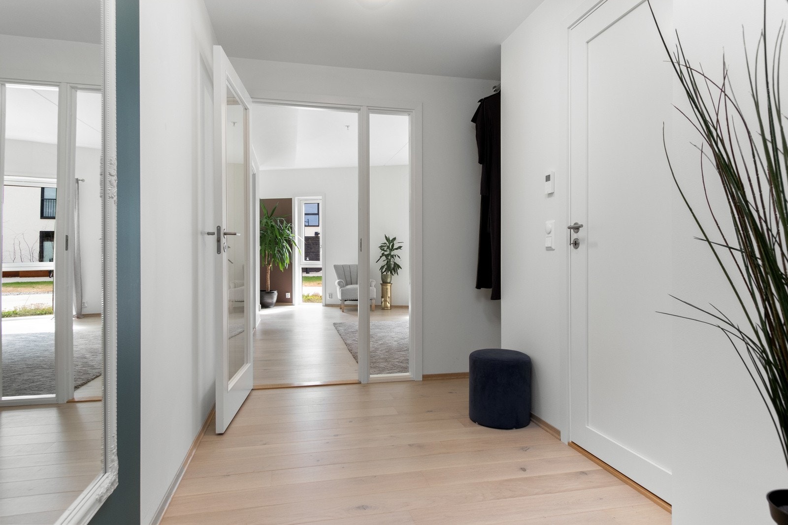 I gangen er det et dørcallinganlegg og en egen nisje med stang for oppheng. Galleribilde